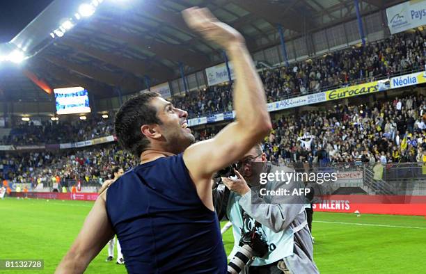 Paris Saint-Germain's Portugese forward Pedro Pauleta acknowledges the audience as he celebrates at the end of their French L1 football match FC...