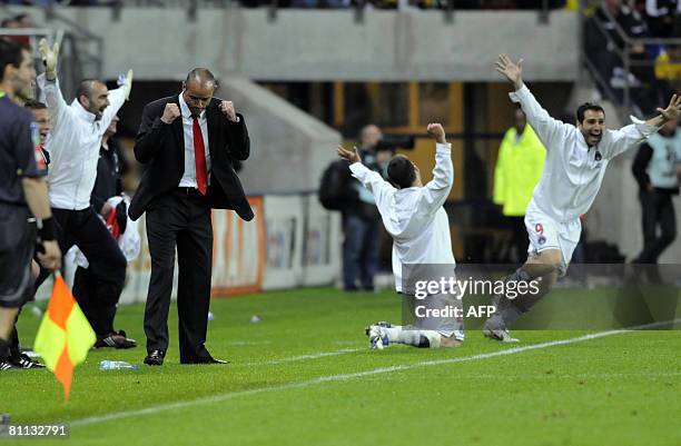 Paris Saint-Germain's French coach Paul Le Guen , French midfielder Jerome Rothen and Portugese forward Pedro Pauleta celebrate at the end of their...