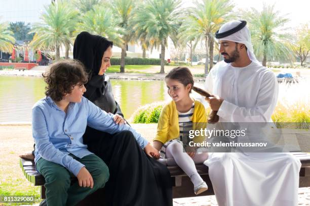 midden-oosten familie in het park - qatari family stockfoto's en -beelden