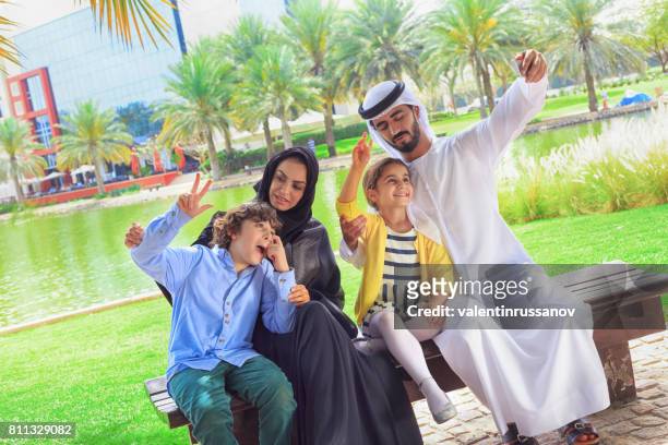 midden-oosten familie nemen een selfie met gsm - qatari family stockfoto's en -beelden
