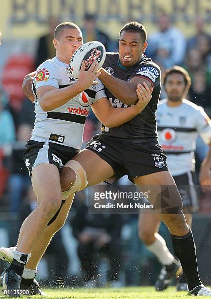 Hutch Maiava of the Warriors and Frank Pritchard of the Panthers contest possesion during the round 10 NRL match between the Penrith Panthers and the...
