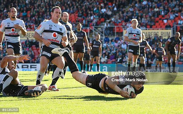 Michael Gordon of the Panthers scores during the round 10 NRL match between the Penrith Panthers and the Warriors at CUA Stadium on May 18, 2008 in...