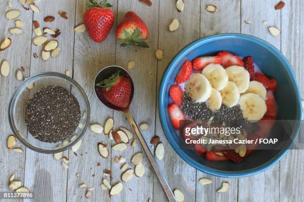 smoothie with banana, strawberry and almonds in bowl - janessa stockfoto's en -beelden