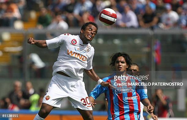Brazilian As Roma's forward Amantino Mancini , heads the ball with Catania's defender Juan Manuel Vargas of Per? , during their "Serie A" football...