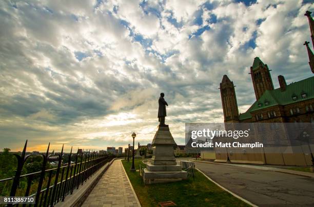 morning at parliament hill in ottawa, ontario - ottawa city stock pictures, royalty-free photos & images