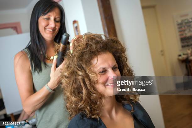 airbrush makeup and hairdressing salon: hairdressing - new hairstyle stock pictures, royalty-free photos & images