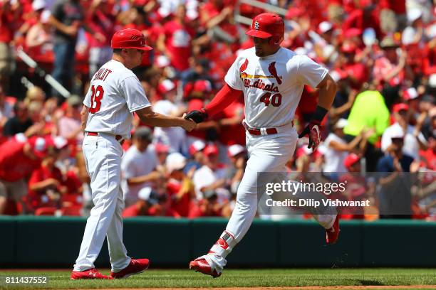 Mike Shildt of the St. Louis Cardinals congratulates Luke Voit of the St. Louis Cardinals after Voit hit a home run against the New York Mets in the...