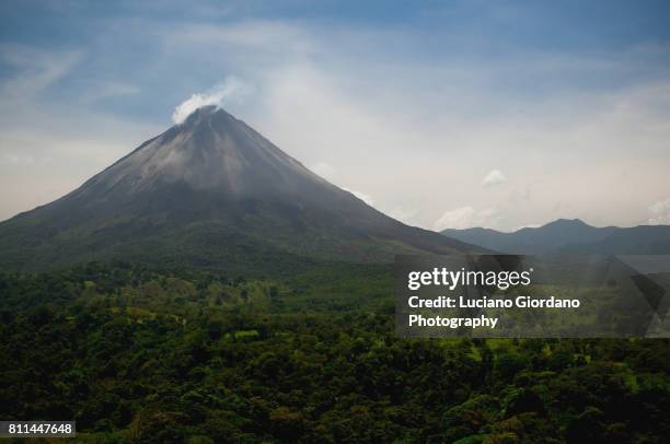 volcán arenal - arenal volcano stockfoto's en -beelden