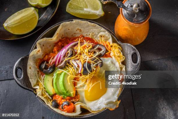 huevos rancehros - huevos-rancheros fotografías e imágenes de stock