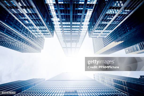 azul manhattan skyscapers de wall street, el distrito financiero de la ciudad de nueva york - nyse fotografías e imágenes de stock