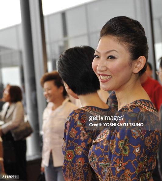 Singapore Airlines cabin attendants greet passengers as the airline's...  News Photo - Getty Images