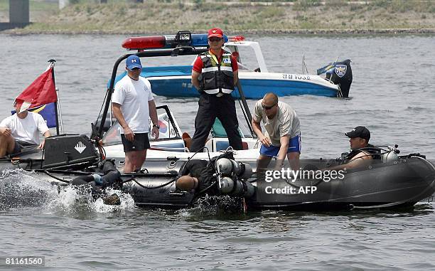 Excavation team members take underwater search at Seoul's Han River on May 20, 2008. The US efforts to locate its soldiers that went missing during...