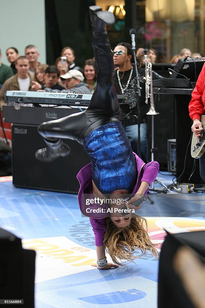 Freggie Singer Singer Fergie does a cartwheel while singing her version of Heart's ...