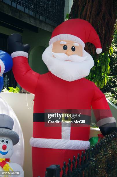 inflatable santa claus in the front yard of a terrace house in inner sydney, new south wales, australia - inflatable santa stock pictures, royalty-free photos & images