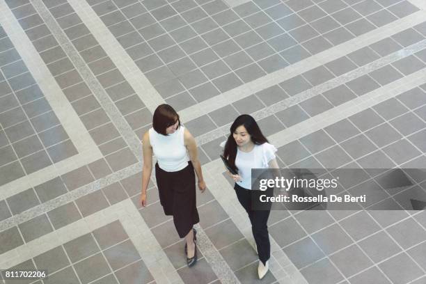 12 986点の女性 歩く 俯瞰のストックフォト Getty Images 12 986点の女性 歩く 俯瞰のストックフォト Getty Images