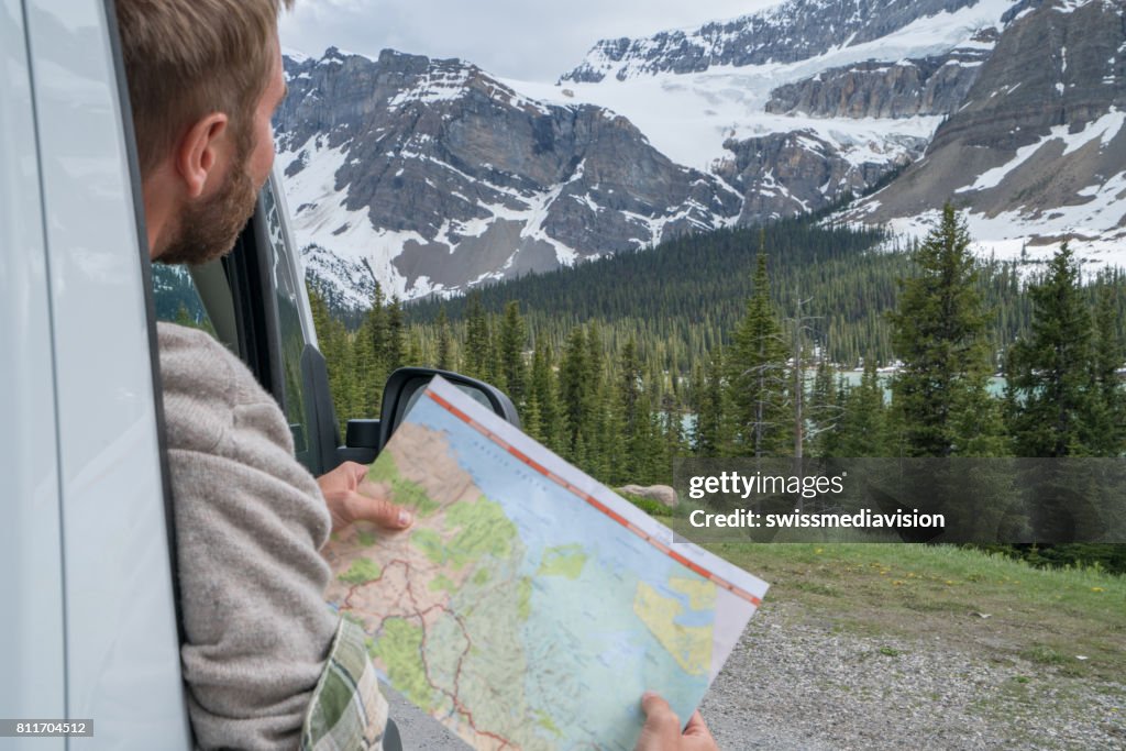 Passagierszijde auto kijken routekaart in berglandschap