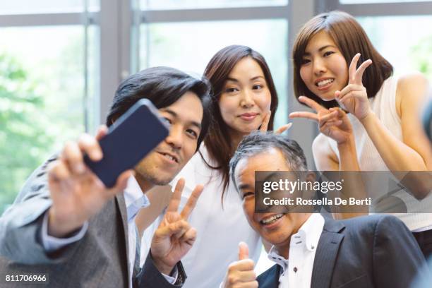 mensen uit het bedrijfsleven maken een selfie foto - coffee break party stockfoto's en -beelden