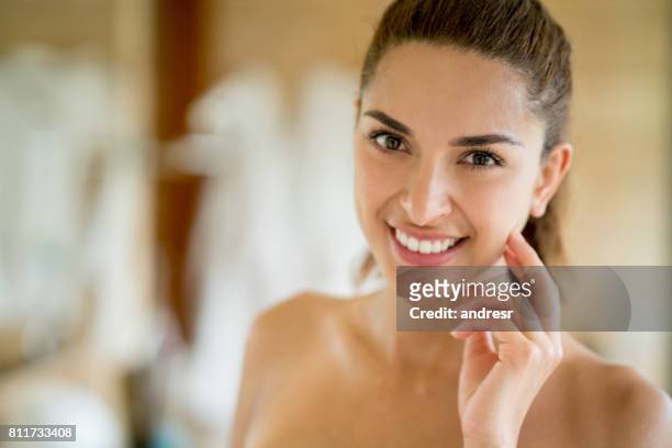 portret van de schoonheid van een vrouw in de badkamer - beauty natural no makeup stockfoto's en -beelden