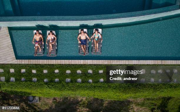 groep vrienden krijgen gelooide en genieten van de zomer - columbia south carolina stockfoto's en -beelden