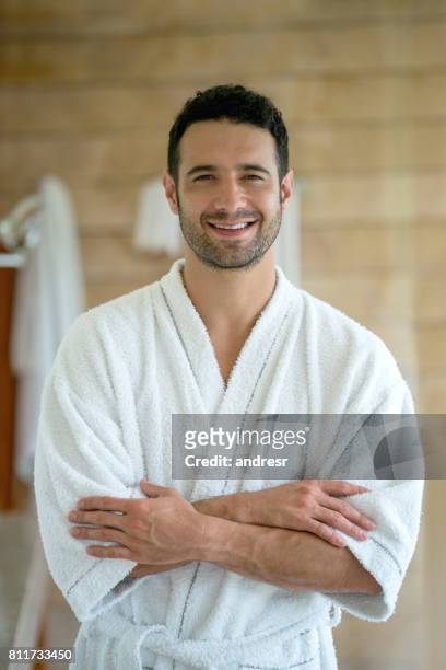 retrato de un hombre guapo en el baño - bathrobe fotografías e imágenes de stock