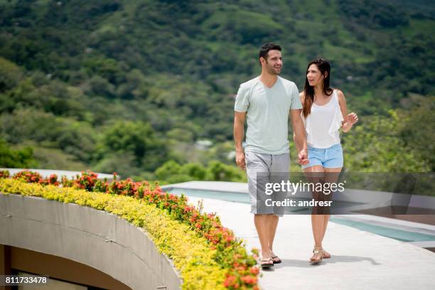 paar wandelen in hun mooie hotel op het platteland - columbia south carolina stockfoto's en -beelden