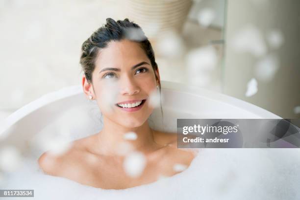 schöne frau entspannen und ein bad zu nehmen - woman bath bubbles stock-fotos und bilder