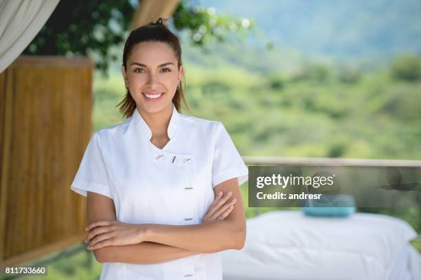 massagista feliz trabalhando em um spa ao ar livre - terapeuta de beleza - fotografias e filmes do acervo