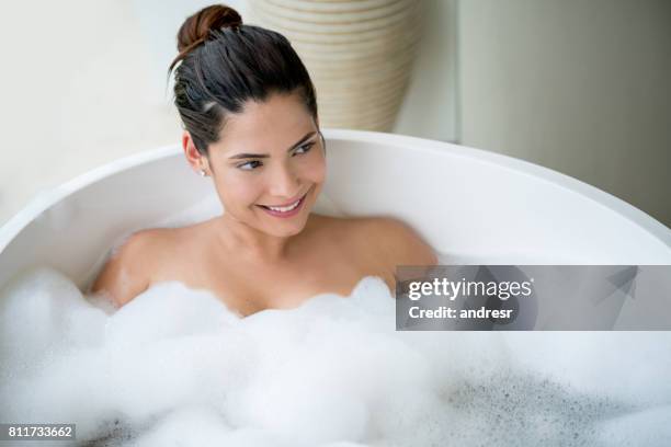 porträt einer schönen frau, die ein bad zu nehmen - woman bath bubbles stock-fotos und bilder