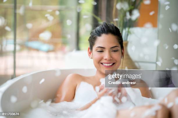 belle femme se détendre à la maison avec un bain à bulles - beautiful woman bath photos et images de collection