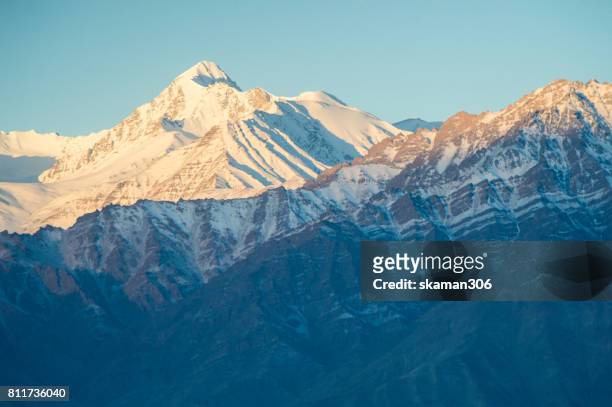 himalaya mountain range cover by snow on the way to everest base camp nepal - kangtega foto e immagini stock