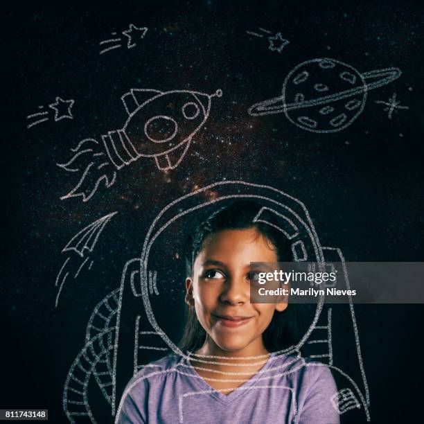 junge space explorer bestrebungen - kids imagination stock-fotos und bilder