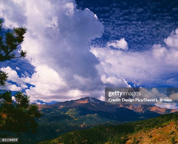 storm clouds gather over pikes peak, pike national forest - pikes peak national forest stockfoto's en -beelden