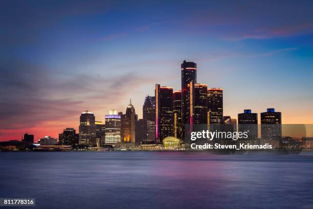 detroit, michigan al atardecer - centro renaissance fotografías e imágenes de stock