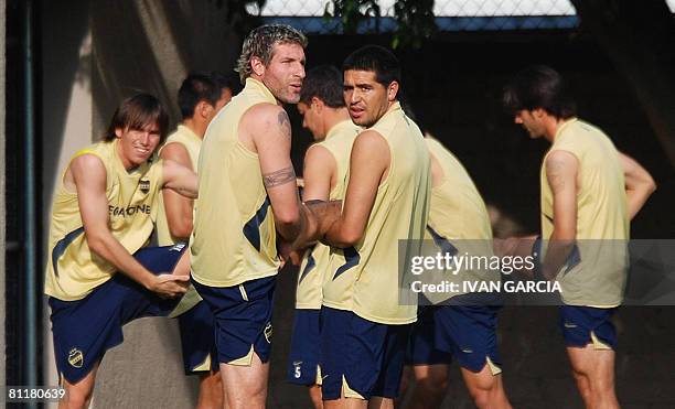 Argentine Martin Palermo and Juan Roman Riquelme, of Boca Juniors, do stretching exercises during a training session in Guadalajara on May 20, 2008....