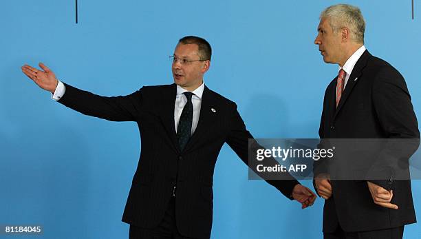 Bulgarian Prime Minister Sergey Stanishev welcomes Serbian President Boris Tadic on May 21, 2008 before the start of a meeting of foreign ministers...