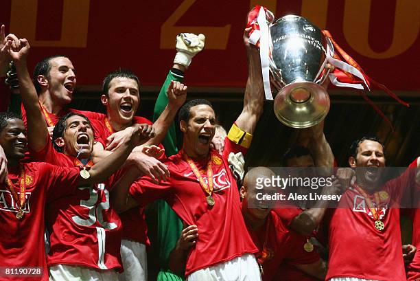 Rio Ferdinand and Ryan Giggs of Manchester United lift the trophy following their team's 6-5 victory in the penalty shootout during the UEFA...