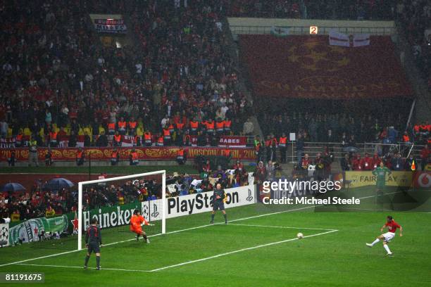 Ryan Giggs of Manchester United scores past Petr Cech of Chelsea in the penalty shootout during the UEFA Champions League Final match between...