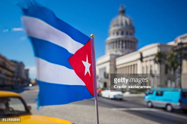 wazig motie van cubaanse vlag tegen capitolio - capitolio stockfoto's en -beelden