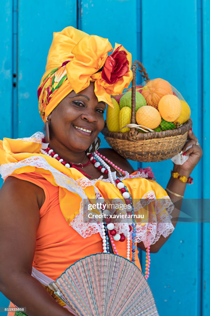 Sonriente Mujer Madura En Cubano Foto de stock - Getty
