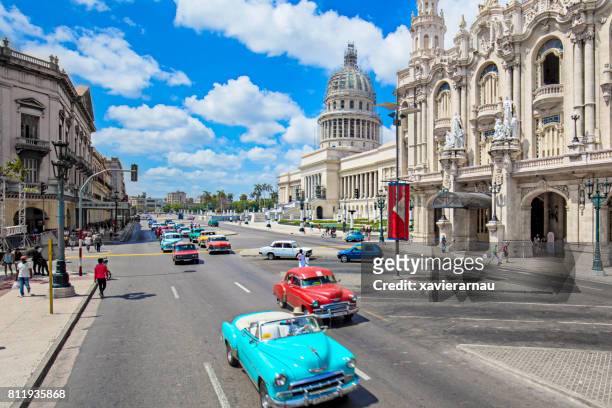 taxi's op straat door capitolio gebouw in havana - havana stockfoto's en -beelden
