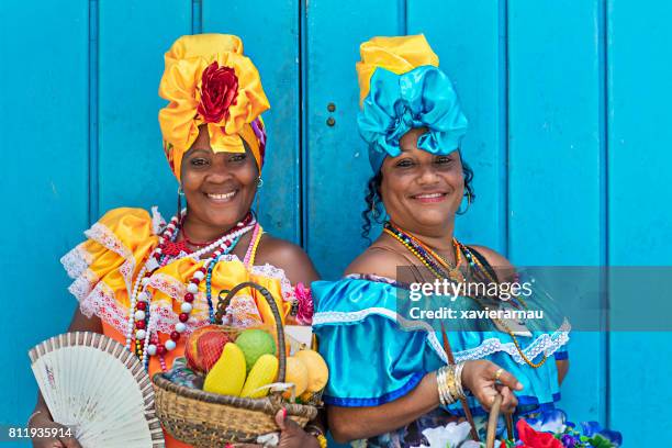 retrato de la mujer en vestidos tradicionales cubanos - cuba lifestyle fotografías e imágenes de stock