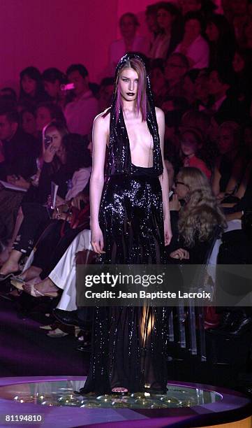 Versace Fall 2003 Collection Versace Collection 2003 Photos and Premium High Res Pictures - Getty Images