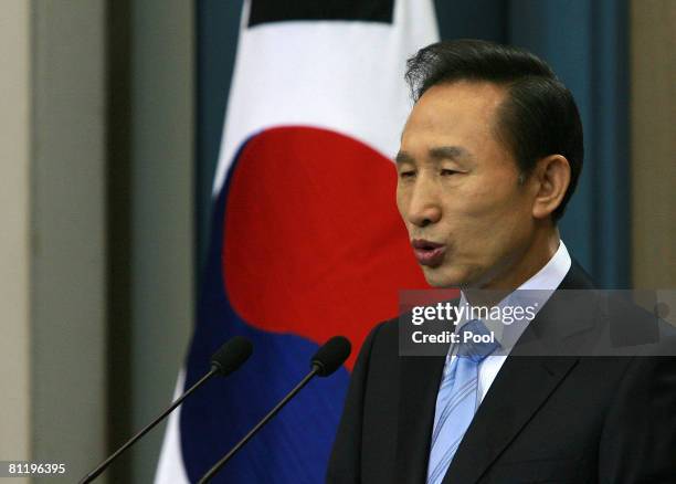 South Korean President Lee Myung-Bak delivers a speech at presidential house discussing the the recent Korea-U.S. Agreement on the resumption of U.S....