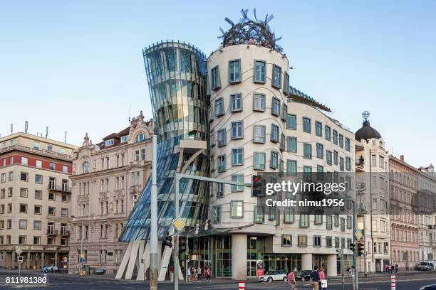 bailando casa (tančící dům) o fred y ginger. praga. - ambientazione esterna fotografías e imágenes de stock