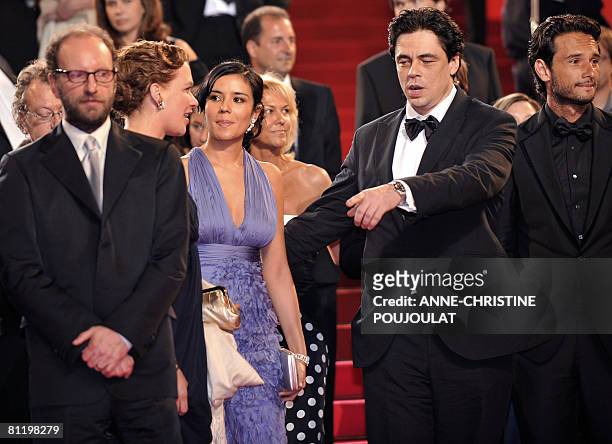Puerto Rican actor Benicio Del Toro gestures as he poses with US director Steven Soderbergh , German actress Franka Potente , Colombian actress...