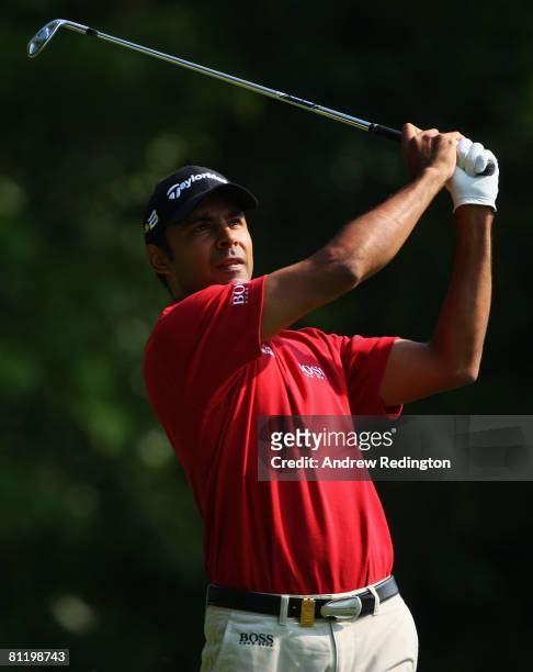 Jyoti Randhawa of India plays a tee shot on the 2nd during Day 1 of the BMW PGA Championship at Wentworth on May 22, 2008 in Virginia Water, England.