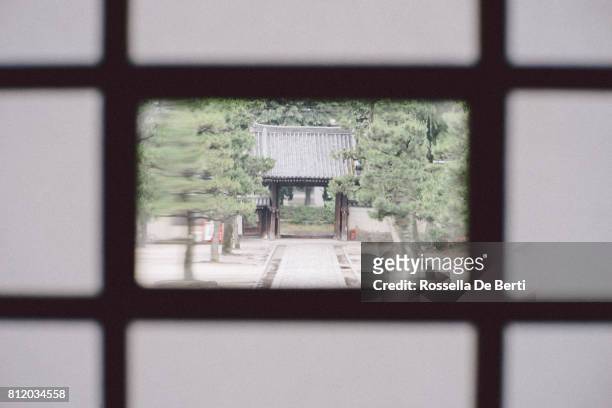 porta torii, cancello d'ingresso di un tempio buddista - struttura costruita dall'essere umano foto e immagini stock