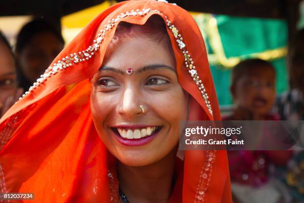 close up lovely hinduy lady at market. - bindi fotografías e imágenes de stock