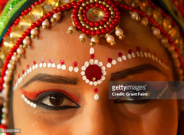 close up of lovely hindu lady. - bindi fotografías e imágenes de stock