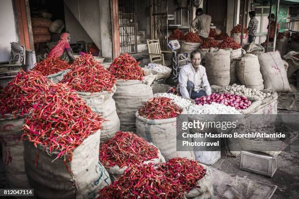 hot pepper shop in the bazaar - potatoes in a sack stock-fotos und bilder
